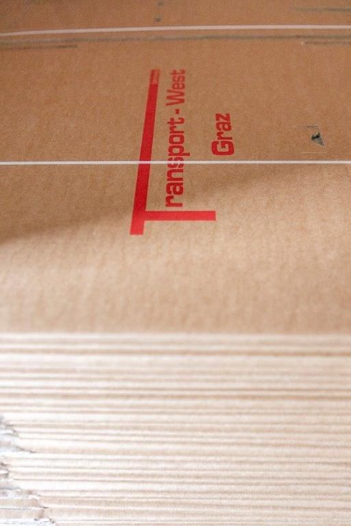 Platten mit dem Firmenlogo