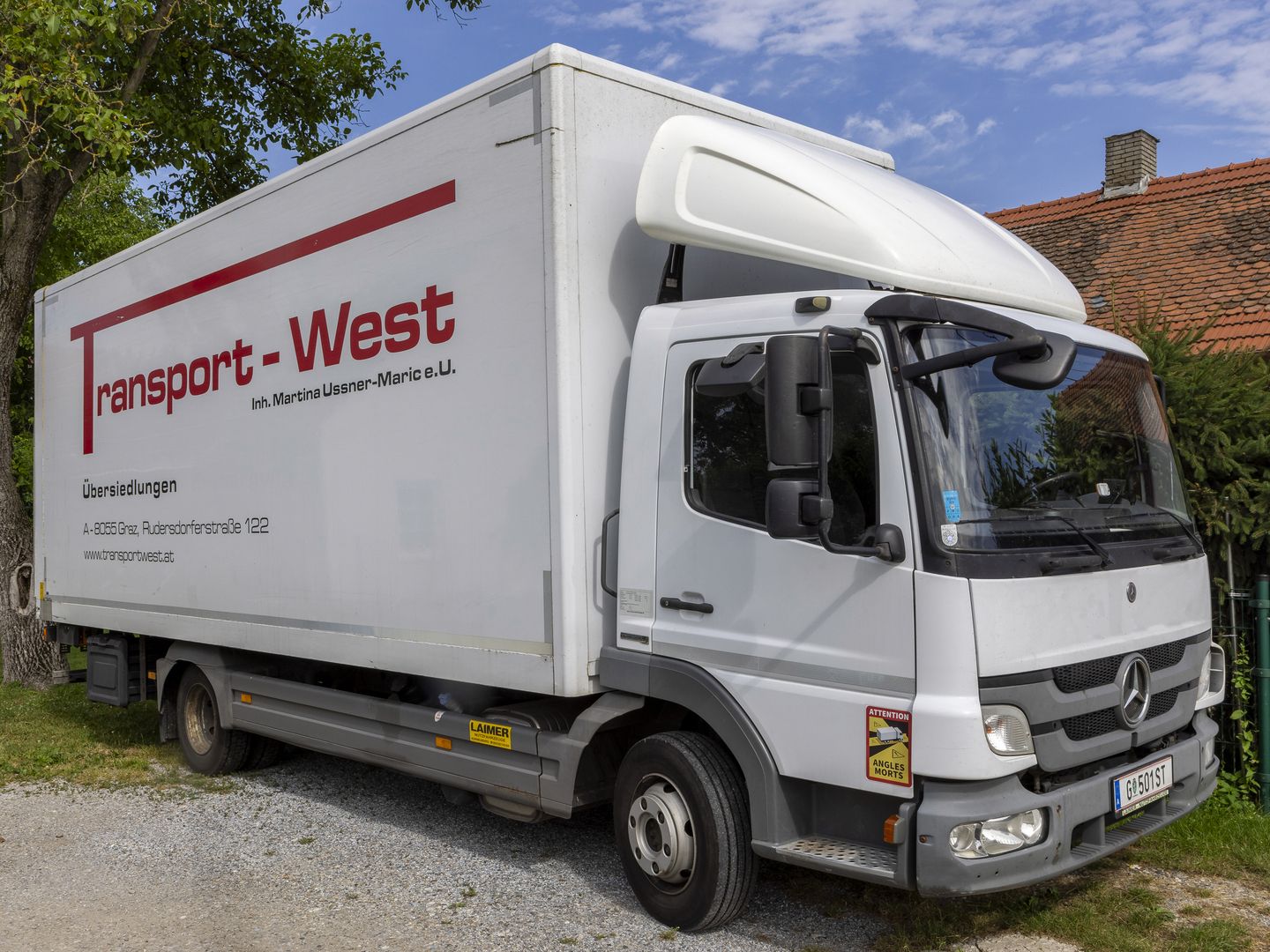 Transporter mit Firmenlogo